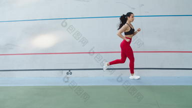 适合女孩运行有氧运动锻炼户外女人跑步者培训体育场